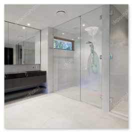Hochwertige Dusche mit Glaswand und Wandfliesen