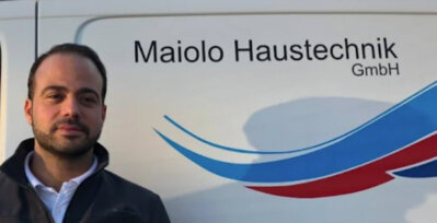 Haustechniker arbeitet an Sanitär- oder Heizungsinstallation