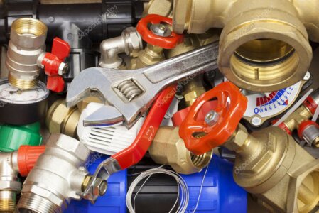 Fachmann der Maiolo Haustechnik überprüft eine Installation