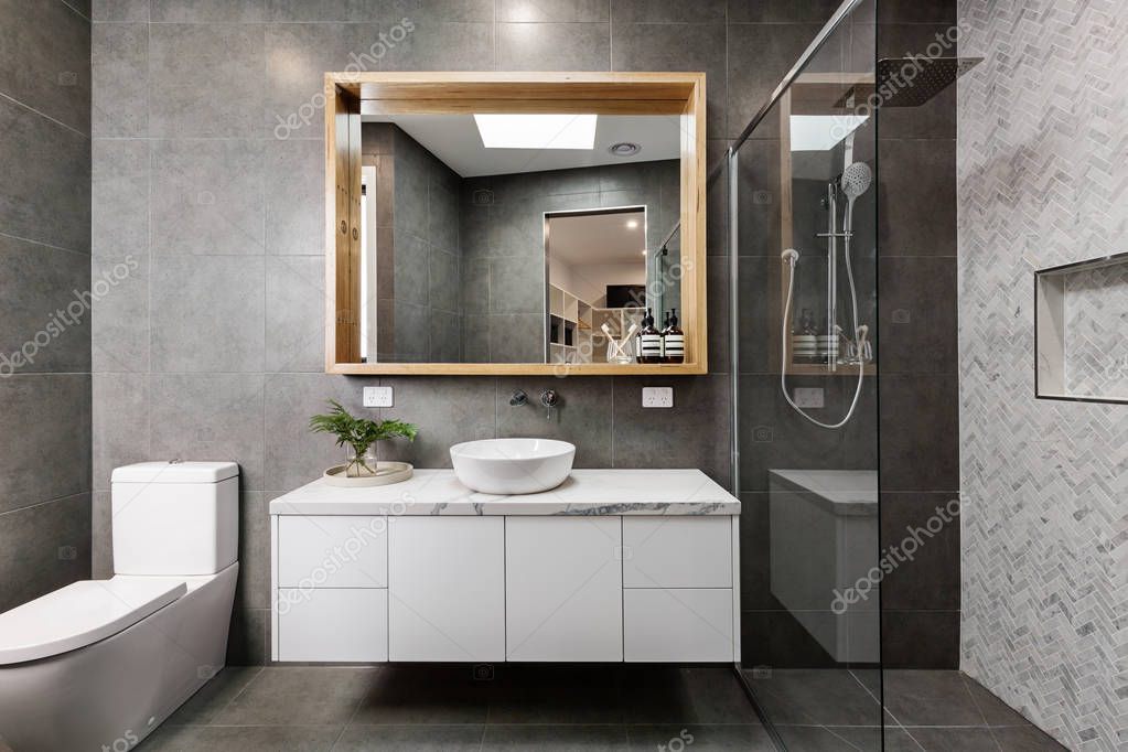 Modernisiertes Bad mit Dusche und Wandfliesen