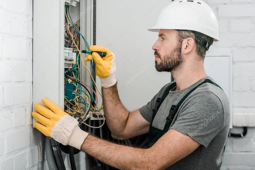 Haustechniker bei der Wartung einer Anlage
