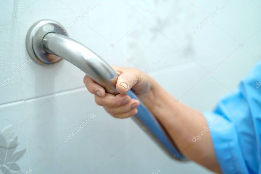 Barrierearme Dusche mit Haltegriff