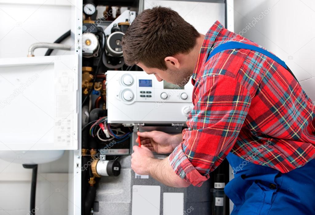 Techniker bei der Reparatur einer Heizungsanlage im Notfall