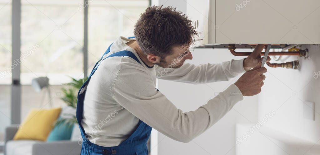 Haustechniker arbeitet an einer Heizungsanlage