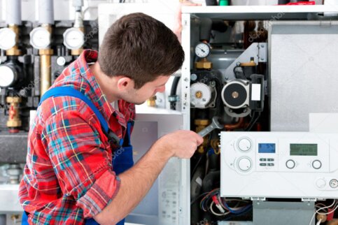 Servicetechniker überprüft eine Heizungsanlage