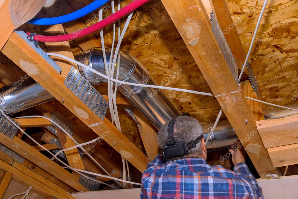 Techniker prüft Lüftungskanäle